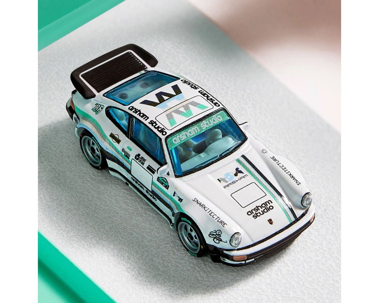 Коллекционная машинка Hot Wheels x Daniel Arsham Livery Porsche